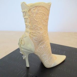 Just the Right Shoe by Raine "Lace it Up"